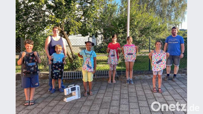 In zwei Nachmittagskursen brachte Schneiderin Claudia Zeitler (Zweite von links) den Kindern das Nähen an der Nähmaschine bei. Bild: nza