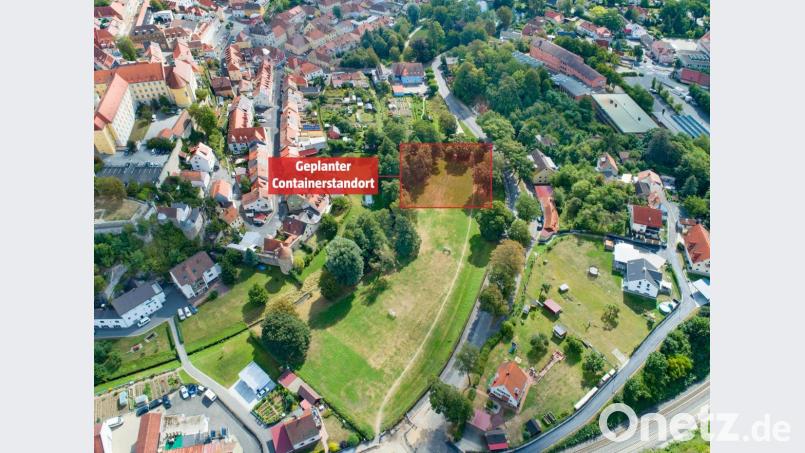 Die provisorische Berufsschule wird im Osten des alten Badgeländes stehen. Der Platz im Westen (unten Mitte) schied aus. Bild: Hierstetter/Bearbeitung: Oberpfalz-Medien