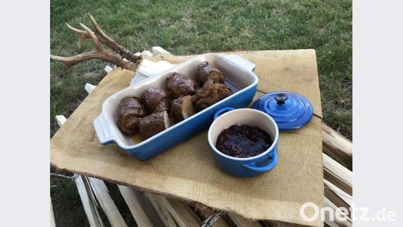Zu den leckeren Rouladen aus Rehfleisch passen Spätzle oder Kartoffelpüree. Bild: Michael Schiffer