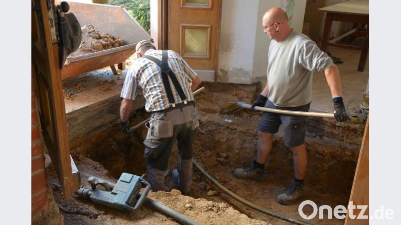 Derzeit laufen im Eingangsbereich des Historischen Rathauses Erdarbeiten zum Bau des neuen Versorgungsleitungsschachtes. Bild: jr