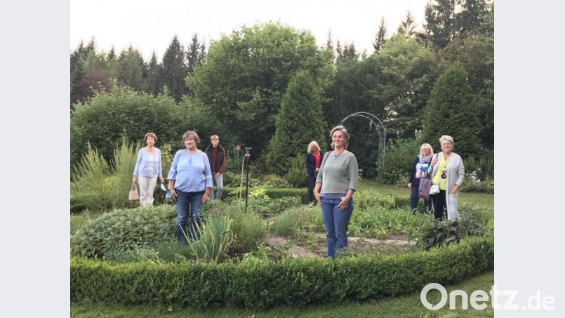 Die Teilnehmerinnen im Kräutergarten. Bild: soj