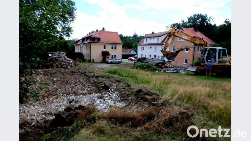 Mit dem Abbruch der Nebengebäude beginnen in der Floßleite die Bauarbeiten für den Neubau von zehn barrrierefreien Mietwohnungen der Baugenossenschaft Eigenheim. Bild: le