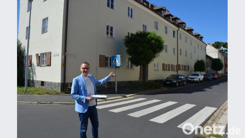 Bürgermeister Bernd Sommer zeigt auf den Gebäudekomplex, der Mitte kommenden Jahres abgerissen werden soll. Entstehen soll ein Neubau mit 25 bis 30 modernen Mietwohnungen. Bild: jr