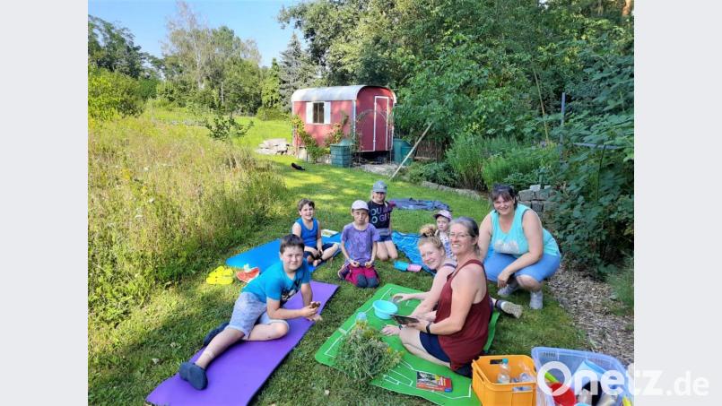 Mitglieder der "Naturkids" verbrachten zusammen mit Sabine Siegler (vorne) und Tanja Schumann, einen abwechslungsreichen Nachmittag auf der Blumenwiese. Bild: fdl