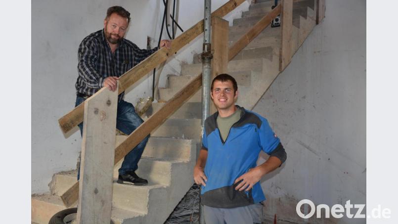 Die neue Treppe vom Erdgeschoss ins Obergeschoss des Historischen Rathauses steht bereits. Sie ist künftig auch Teil eines zweiten Fluchtwegs. Links im Bild Günther Deinzer vom städtischen Bauamt, rechts Polier Sebastian Kraus von der Firma Reim und Kraus aus Schirmitz. Bild: jr