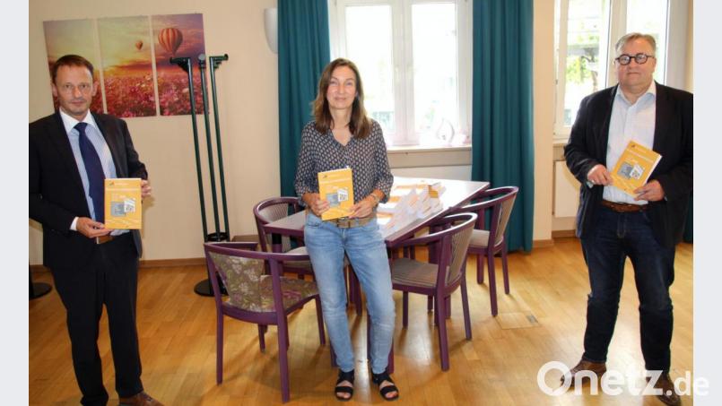 Sie stellen das neue Programm vor (von links): Oberbürgermeister Jens Meyer, Leiterin Susanne Meichner und Sozialdezernent Wolfgang Hohlmeier. Bild: fsb