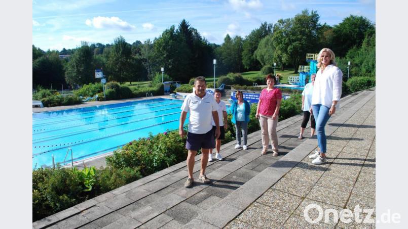 Die Corona-Badesaison in Pleystein geht zu Ende. Zweiter Bürgermeisterin Andrea Lang (vorne, rechts) dankt Bademeister Hubert Rewitzer (vorne, links) und dessen Team für den reibungslosen Betrieb des Freizeitzentrums. Bild: tss