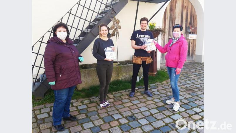 Masken, Einmalhandschuhe und Desinfektionsmittel haben Ursula Kass und Inge Schrott von der Nachbarschaftshilfe Fensterbach überreicht. Bild: Anita Schwaiger