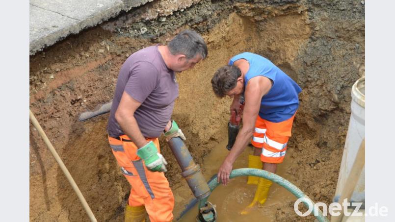 Der Wasserleitungsschaden wird behoben. Wasserwart Josef Bauer (rechts) besserte das schadhafte Stück aus. Bauhofmitarbeiter Manfred Bojer (links) assistiert. Bild: dob