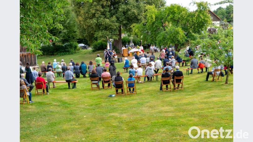 Im Pfarrgarten in Hohenthan fand anlässlich des Patroziniums der Pfarrkirche St. Bartholomäus ein Gottesdienst statt. Bild: wms