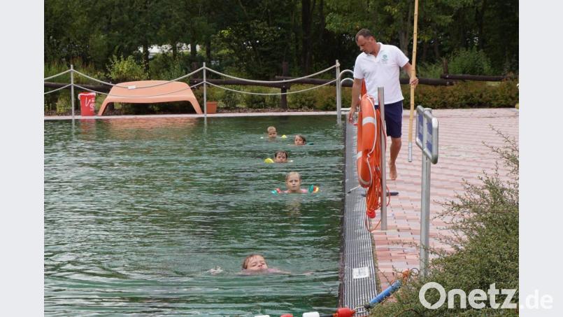 Immer schön Abstand halten, auch im Wasser. Bademeister Kai Wolf passt auf, dass die Kinder alles richtig machen. Bild: bkr