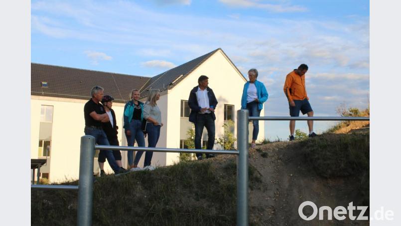Die Grafenwöhrer CSUler sehen sich den &quot;Mount Grafenwöhr&quot; an, wie ihn Peter Lippiotta bezeichnet. Dieser ist nun tritt- und schlammfest gemacht worden. Bild: sne