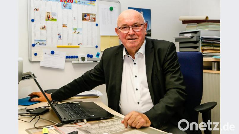 Monsignore Hans Amann sitzt an seinem Schreibtisch im Pfarrhaus. Administrative Aufgaben gehören &quot;zum Geschäft&quot; des Dekans. Seine Hauptaufgabe sieht er freilich in der Seelsorge. Bild: Hösamer