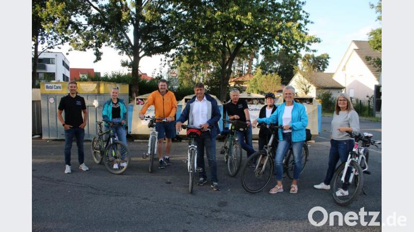 &quot;Kein schöner Anblick&quot; : Gemeint sind nicht die Radfahrer der Grafenwöhrer CSU, sondern die Situation an den Containerstellplätzen. Ein Einfriedung soll die Orte zumindest optisch aufwerten. Bild: sne
