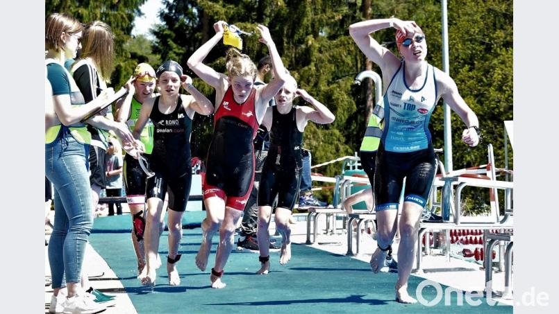 Aus dem Wasser aufs Rad: In den vergangenen Jahren schwammen die Ausdauerathleten im Becken des Schätzlerbads. Dieses Mal geht es in den Weiher. Bild: Büttner, Gerhard