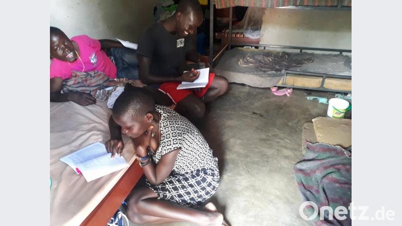 Ein Kinderzimmer in Kakooge: Es dient auch zum Lernen und Hausaufgaben machen. Die Kinder wachsen in bitterer Armut auf, eine Situation, die durch Corona noch einmal verschärft wird. Bild: Ugandahilfe