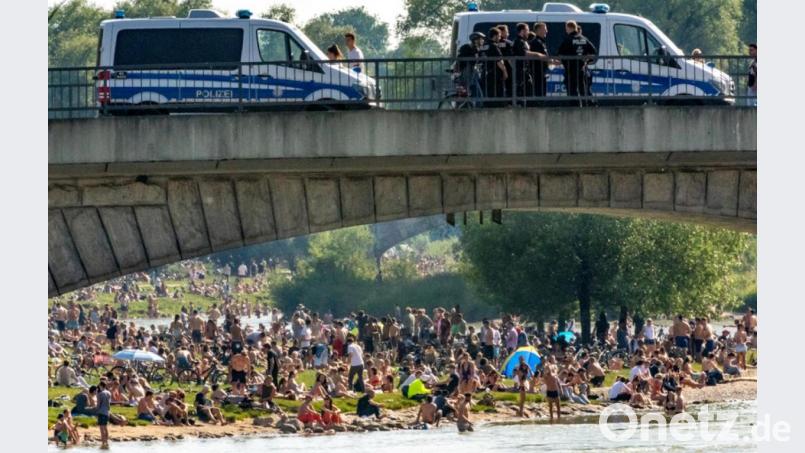 Feiern ohne Maske und Mindestabstand: Wo viele Menschen auf engem Raum zusammenkommen, wird es schwer die Corona-Regeln einzuhalten. Bild: Peter Kneffel