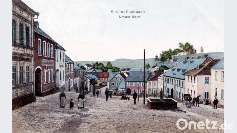 Spuren des Wasserleitungsbaus: 1904 wurde die erste Wasserleitung in Betrieb genommen. Der dunkle Streifen (vorne) zeigt den verfüllten Rohrgraben. Rechts der Marktbrunnen, im Hintergrund die Bergkirche. Repro: ü