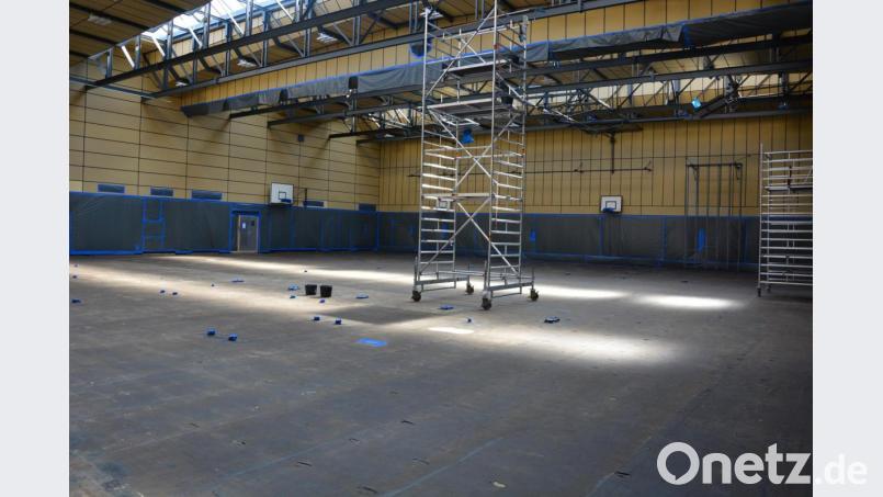 Wegen des Einbaus eines neuen Bodens ist die Mitterteicher Mehrzweckhalle noch bis Mitte November für den Sportunterricht und die Vereine gesperrt. Bild: jr