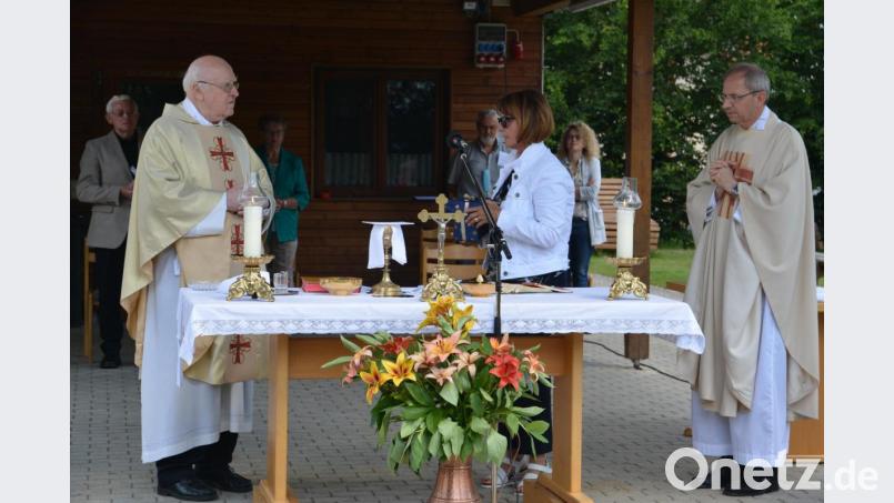 Ortspfarrer Johann Hofmann und Pfarrgemeinderatssprecherin Anita Falk (von rechts) dankten dem Jubilar, Ruhestandspfarrer Konrad Kummer, für seine Unterstützung bei den Gottesdiensten. Bild: fdl
