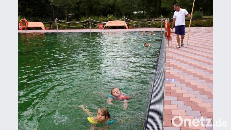Immer schön Abstand halten, auch im Wasser. Bademeister Kai Wolf hat immer ein Auge auf die Kinder. Bild: bkr