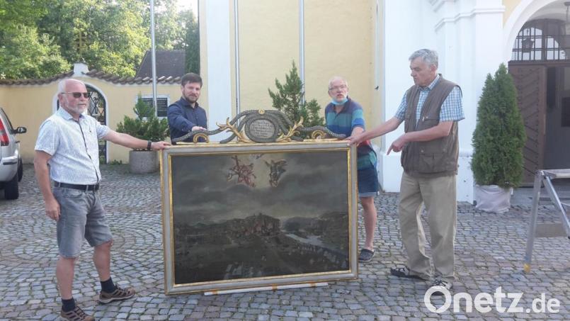 Das Votiv-Bild wurde inzwischen wieder an seinem alten Platz in der Miesberg-Kirche in Schwarzenfeld angebracht. Unser Foto zeigt (von links) Michael Scheuerer, Bürgermeister Peter Neumeier Peter, Restaurator Wolfgang Salomon und Peter Bartmann Bild: Gerhard Peter/exb