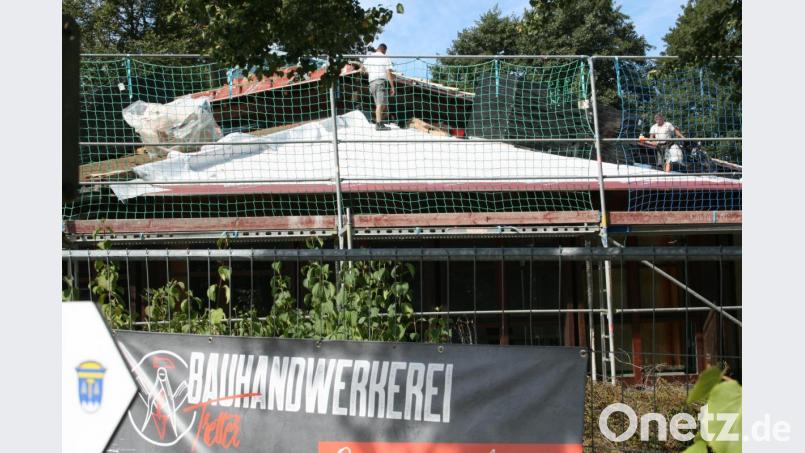 Dachdecker bei der Arbeit. Bild: roh