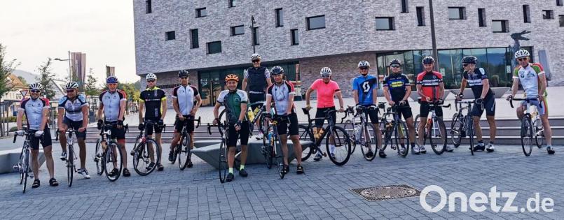 Die gesamte Truppe in Lohr am Main mit Pfarrer Michael Kelinske (Fünfter von rechts im blauen Trikot) und Bürgermeister Marcus Grimm, Waldaschaff (Sechster Von links im grünen Trikot). Bild: flt