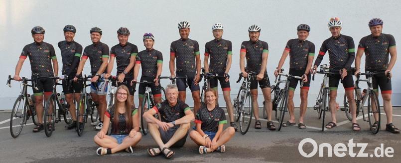 Die Radlgruppe setzte sich aus (von links) Bürgermeister Lothar Müller, Ronald Flieger, Klaus Haberkorn, Stephan Löw, Ralph Zimmermann, Karl Siller, Christian Konz, Hubert Beinrucker, Reiner Weiss, Rainer Hecht und Markus Preisinger zusammen. Bernd Büsching musste beruflich einen Tag vor der Zieletappe die Heimreise antreten. Zum Team gehörten auch die drei Begleiter Annika Müller, Klaus Müller und Magdalena Müller (sitzend von links). Bild: flt