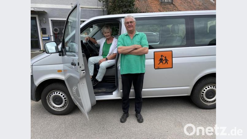 Am Steuer des kleinen Busses saß Emma Bauriedl, während Albert den großen Linienbus fuhr. In strengen Wintern sei der kleine Bus die größere Herausforderung gewesen, sagt Albert. Bild: Eichl