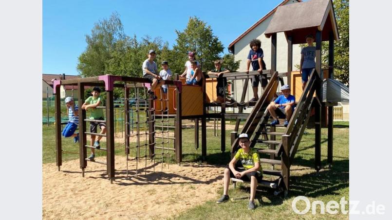 Am Kinderspielplatz in Schlammersdorf wurde bei der abwechslungsreichen Schnitzeljagd der Landjugend ein Zwischenstopp eingelegt. Bild: lgc