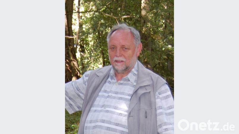 Pfarrer Alfons Forster betreut die Spendenaktion. Bild: grm