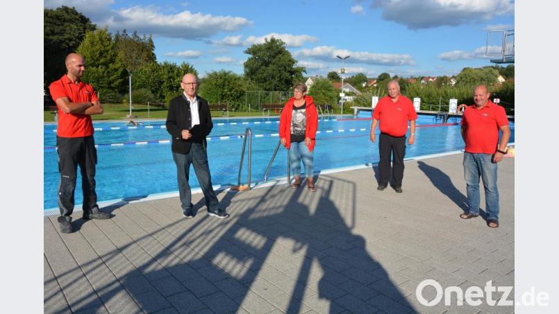 Kurz vor dem Ende der „Corona-Saison“ im Egrensisbad Waldsassen zogen Verantwortliche und die Bedienstete ein positives Fazit. Im Bild (von links) Bademeister Gerald Riederer, Zweiter Bürgermeister Karlheinz Hoyer, Manuela Burger (Kasse), Gerhard Laab (Aufsicht) und Bademeister Andreas Hoschek. Bild: jr