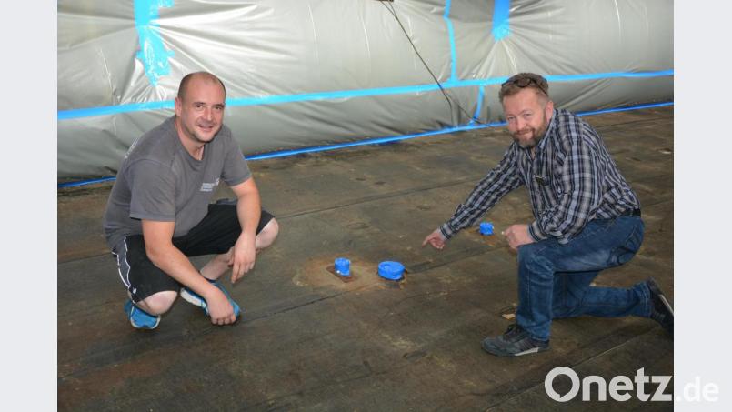 Günther Deinzer vom städtischen Bauamt (rechts) und Vorarbeiter Thomas Schröber von der bauausführenden Firma Hornung zeigen auf Bodenhülsen zum Aufstellen der Sportgeräte, diese bleiben erhalten. Bild: jr