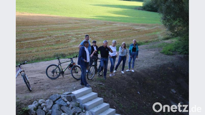 Bürgermeister Edgar Knobloch (links) erklärt die bei Gößenreuth angelegte Flutmulde. Bild: sne