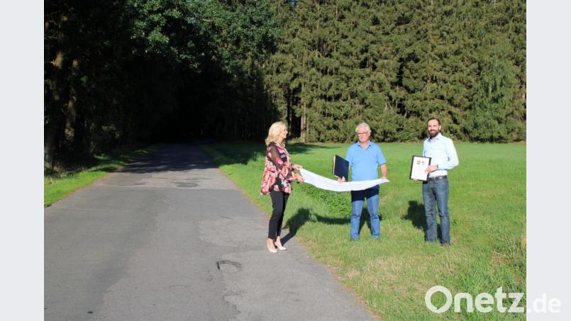 Zur endgültigen Abstimmung der Bauarbeiten zum Ausbau und Sanierung der Straße von Burkhardsrieth nach Isgier werfen zweite Bürgermeisterin Andrea Lang, Helmut Auer, Firma Dankerl, Bau-GmbH und der Moosbacher Rathauschef Armin Bulenda (von links) einen Blick auf den Plan. Bild: bey