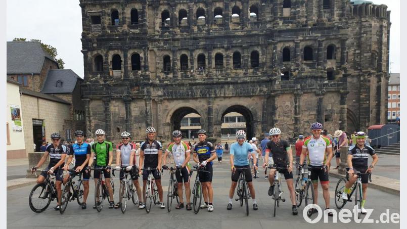 Als Zwischenziel der dritten Etappe steuerte die Gruppe die Porta Nigra in Trier an, wo man sich zum Gruppenbild formierte. Bild: flt