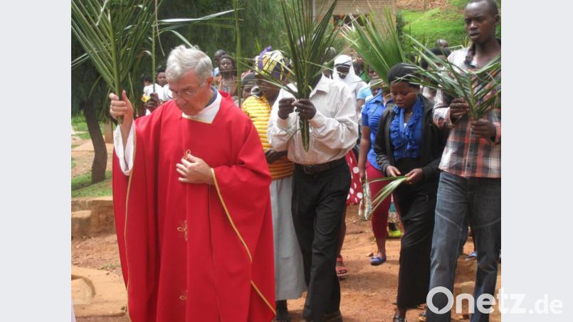 Der inzwischen 75-jährige Pater Danko - hier bei der Palmprozession in seinem Wirkungsgebiet - leistet bei seiner Missionsarbeit in Ruanda Außergewöhnliches. Vor allem in der jetzigen Notsituation durch die Corona-Pandemie ist er überaus dankbar für die Unterstützung aus seiner ehemaligen Pfarrei Michldorf. Bild: grm