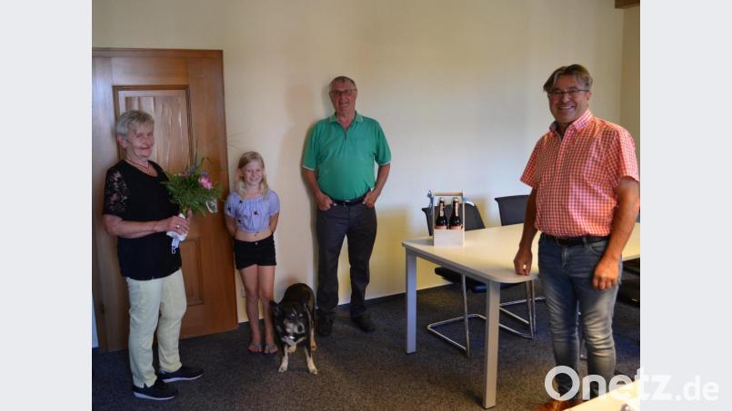 Bürgermeister Rainer Gäbl (rechts) hat Emma und Albert Bauriedl im Rathaus verabschiedet; mit im Bild Mia, die Enkelin der Bauriedls, und der Bürgermeister-Hund. Bild: Markt Eslarn