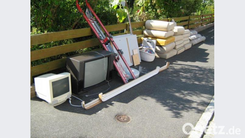 Sperriger Hausrat wie Holzmöbel und größere Elektrogeräte ebenso wie Polstermöbel, Matratzen und Teppiche werden bei der Sperrmüllsammlung abgeholt. Um den Sperrmülltourismus einzudämmen, sollen die Gegenstände erst am Abend vor der Sammlung bereitgestellt werden. Bild: Landratsamt/Hägler