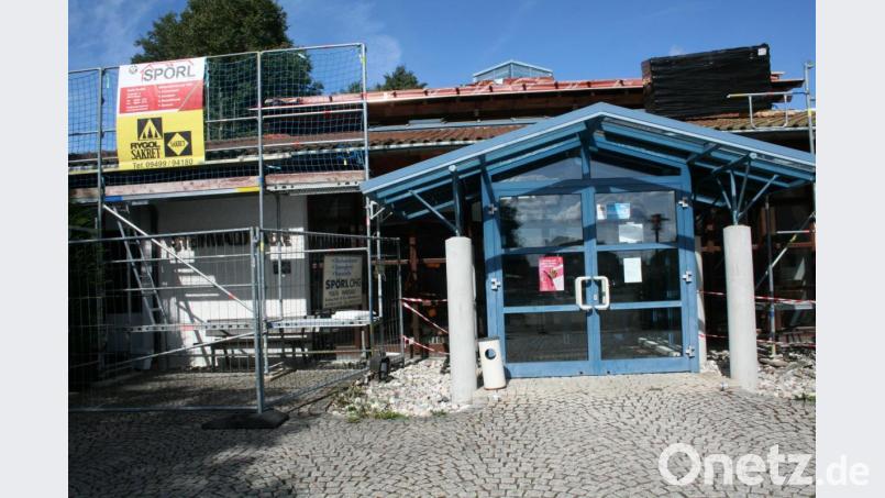 Der Eingang mit Gerüsten. Bild: roh