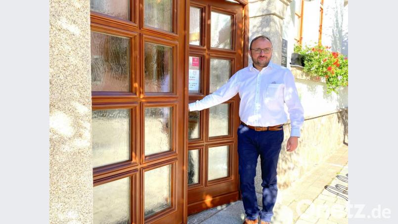 Die Klinke der Rathaustür hat Markus Bauriedl als neuer Bürgermeister von Waidhaus nun noch viel öfter in der Hand. Er geht sein Amt mit Elan an und legt Wert auf den Kontakt zu den Bürgern. In Coronazeiten nicht einfach umzusetzen. Bild: fjo
