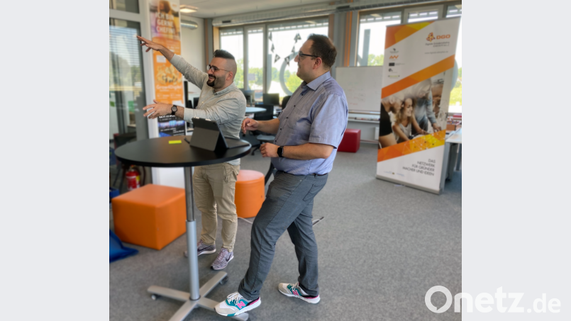 Reger Austausch: André Pscherer (rechts) diskutiert mit Kurt Salman vom Startup CIPA GmbH/Openpack beim Gründer-Standup-Meeting. Bild: tka