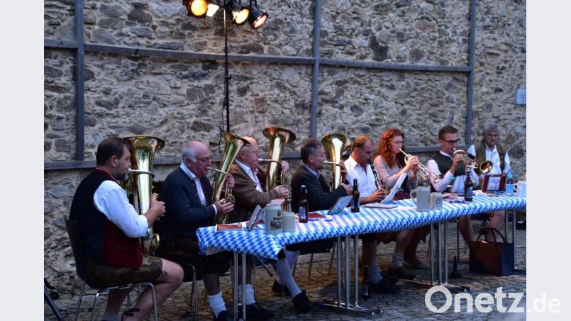 Die "Stammtischmusikanten" kamen bei ihrem Auftritt nicht um zwei Zugaben herum. Das Publikum war begeistert. Bild: Tourismus-Info Schönseer Land/exb