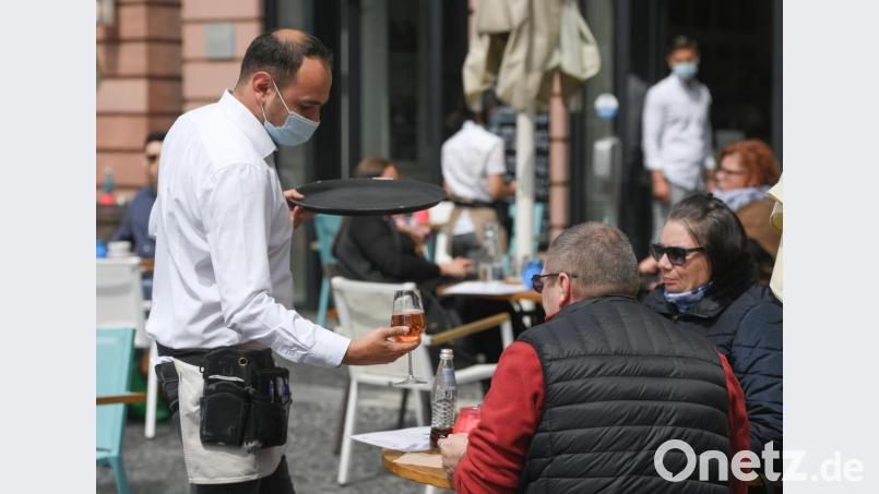 Nicht alle Bedienungen in Amberg sollen sich laut mancher Beschwerden so vorbildlich an die Maskenpflicht halten wie dieser Kellner in Mainz. Die Amberger Behörden können systematische Verstöße aber nicht bestätigen. Archivbild: Arne Dedert