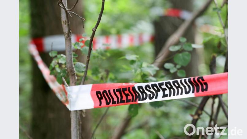 Die Polizei hat eine Absperrung des Fundorts veranlasst. Symbolbild: Bodo Marks/dpa