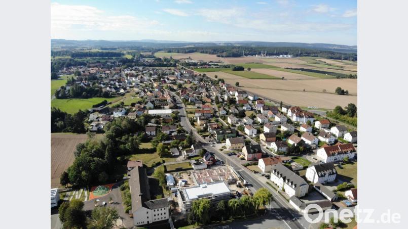 Die Grundschule von Rothenstadt (im Bildvordergrund) trägt heute den Namen von Hans Sauer. Er war 24 Jahre lang Bürgermeister und verhalf der damals eigenständigen Gemeinde zur Blüte. Luftbild: August Beer