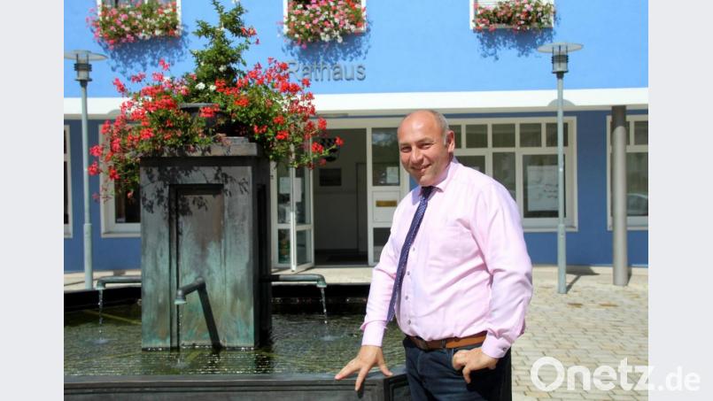 Bürgermeister Gerhard List an einem seiner Lieblingsorte: dem blumengeschmückten Brunnen vor dem Kohlberger Rathaus Bild: fsb