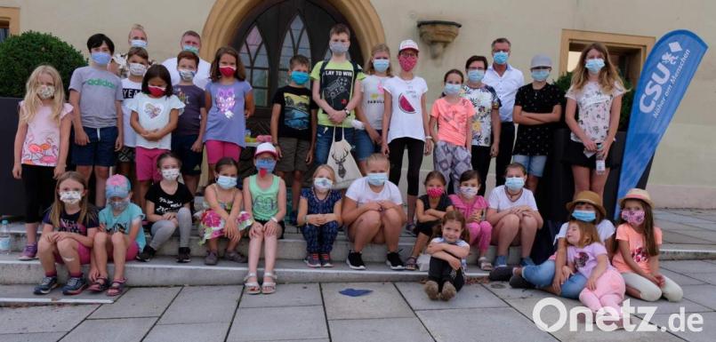 Die traditionelle Familienfahrt zu den Luisenburgfestspielen musste heuer wegen Covid-19 ausfallen . Als Alternative luden die Ortsverbände von CSU und FU zu einer Stadtrallye ein. 25 Kinder hatten dabei großen Spaß, mit im Bild die Organisatoren und Helfer Michaela Meier (hinten links), Martin Merkl (hinten, Zweiter von links), Zweite Bürgermeisterin Bärbel Birner (hinten, Vierte von rechts) und Bürgermeister Hermann Falk (hinten, Dritter von rechts). Bild: u