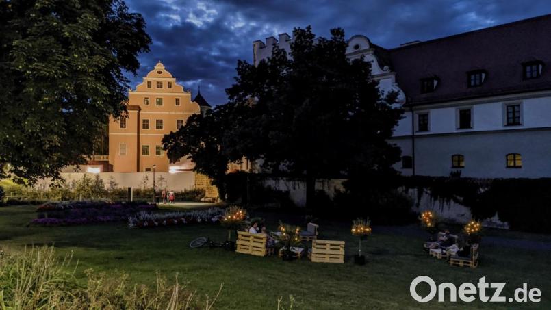 Die Sommer-Lounge bei der Stadtbrille lädt zum Verweilen ein. Am Abend ist es dort besonders schön. Bild: Fitzgerald